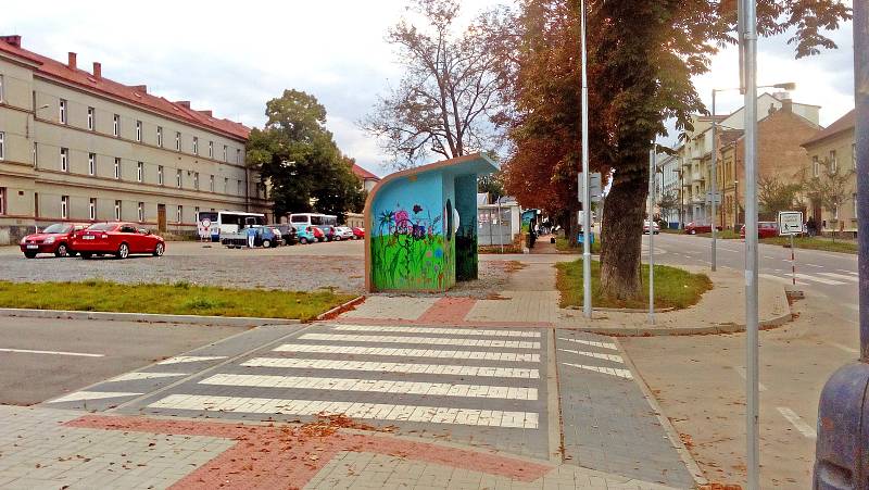 Místem vhodným pro přespávání bezdomovců se staly také čekárny na provizorním autobusovém nádraží v Táborské ulici.