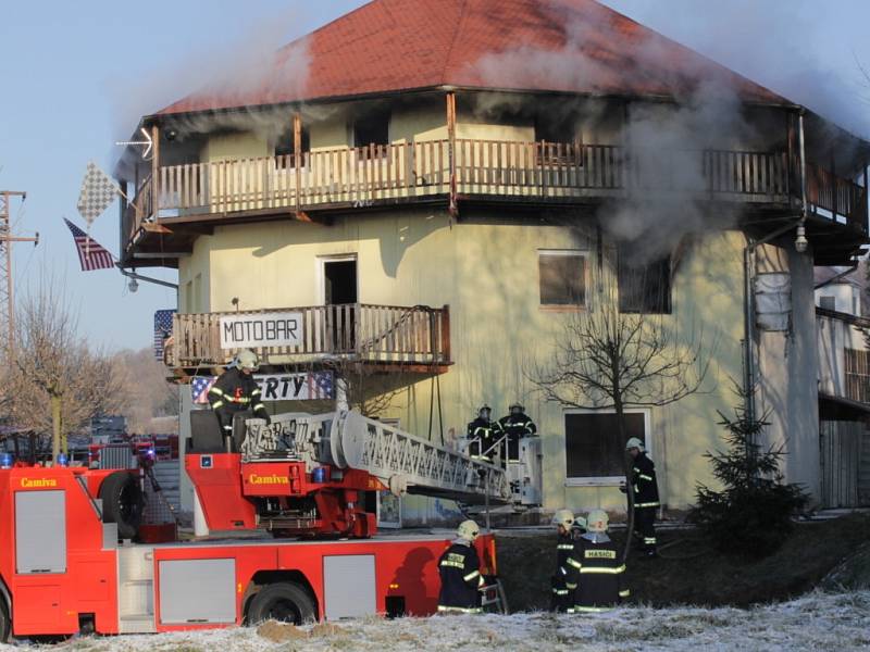 Požár budovy v areálu autovrakoviště Rudolf v Benešově.