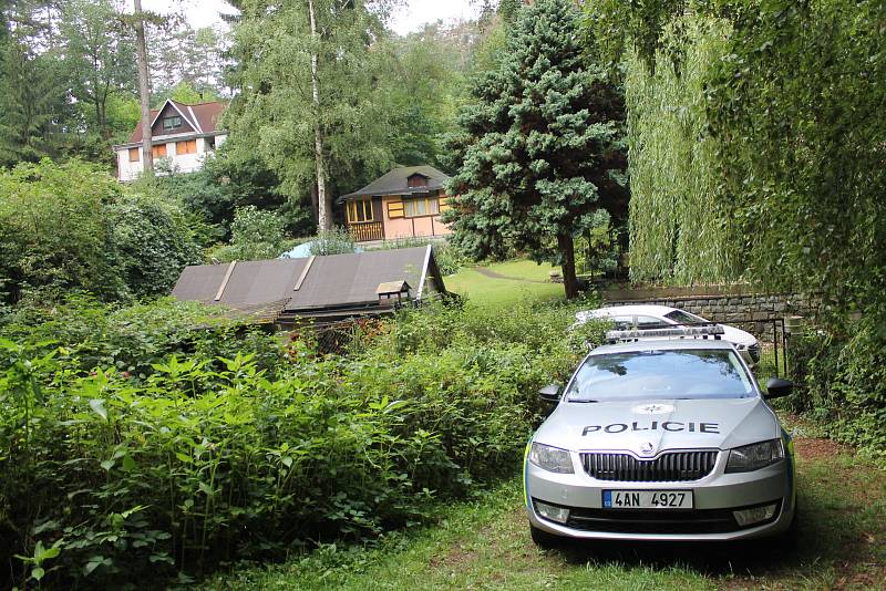 Proč shořela chata v Prosečnici na Benešovsku, zjišťují nyní policisté.