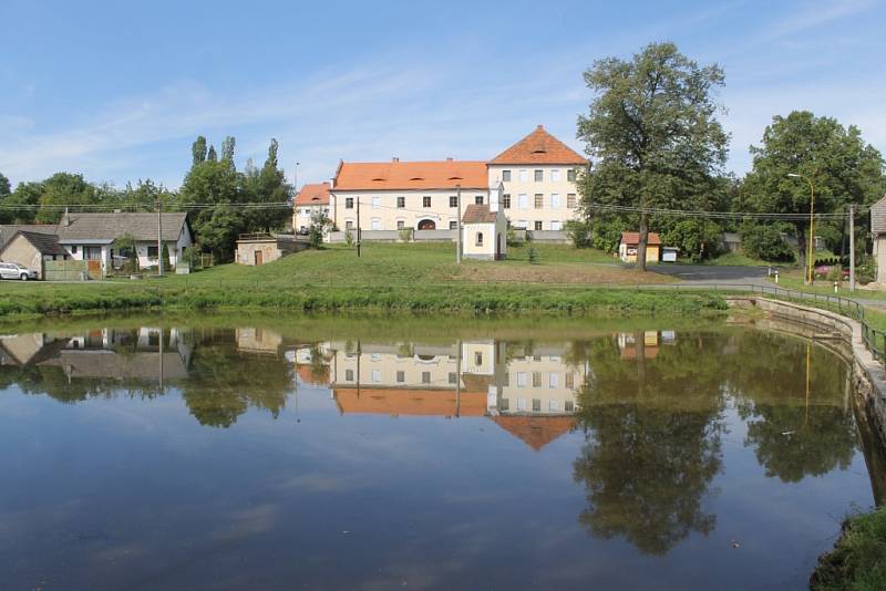 Stavba pravěké pece v zahradě zámku v Růžkových Lhoticích.