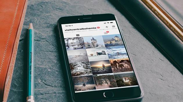 Instagramový profil @VisitCentralBohemia v mobilním telefonu.