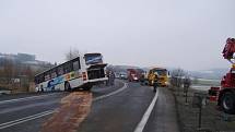 K dvojnásobnému úmrtí při srážce Opelu Astra s autobusem došlo v tomické šikaně v sobotu 7. února ráno po půl sedmé. 