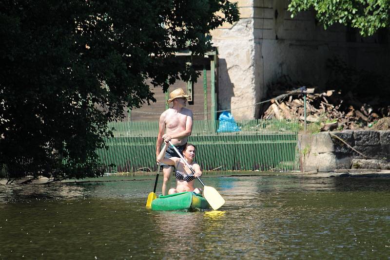 Rekreační vodáci na řece v Týnci nad Sázavou.