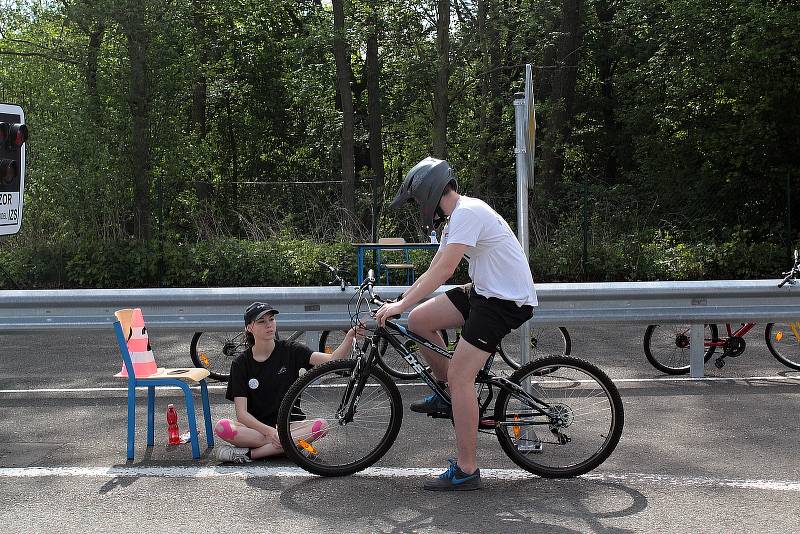 Z okresního kola Dopravní soutěže mladých cyklistů v Benešově.