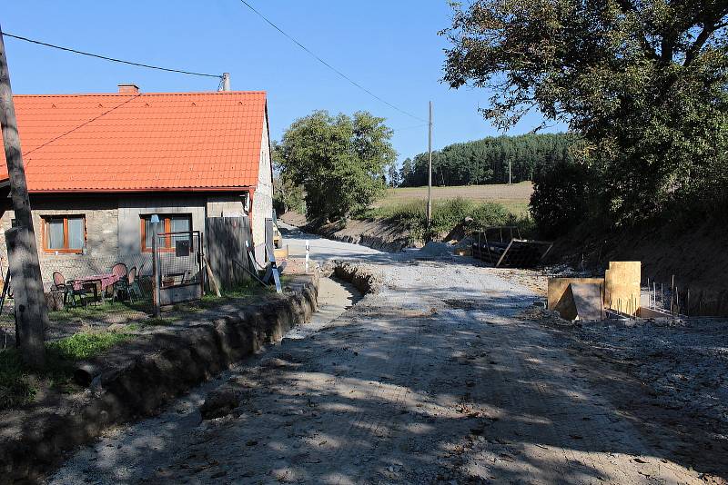 Rekonstrukce 400 metrů silnice II/114 u Stranného.