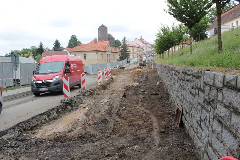 Cyklisté musí být opatrní při průchodu stavbou kruhové křižovatky