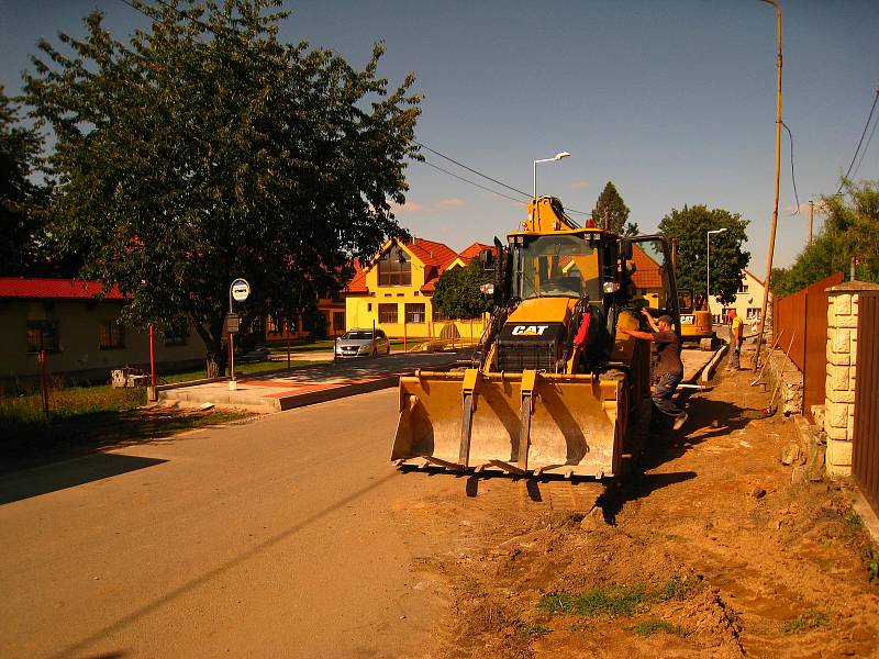 Školáci budou chodit po opravených chodnících a nově se dostanou do školy bezpečněji, přes přechod.