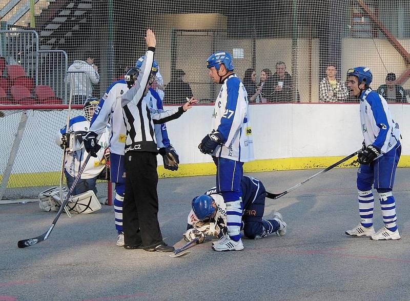 Třetí čtvrtfinálový zápas extraligy hokejbalu Vlašim - Alpiq Kladno 1:2.