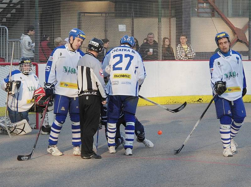 Třetí čtvrtfinálový zápas extraligy hokejbalu Vlašim - Alpiq Kladno 1:2.