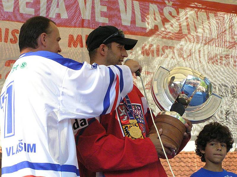 Hokejista Michal Rozsíval přivezl do Vlašimi pohár mistrů světa