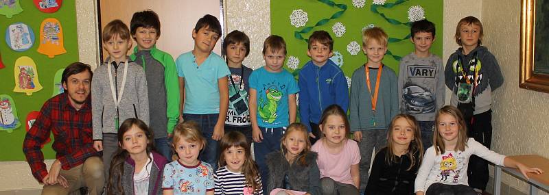 Žáci jižní třídy Montessori ze ZŠ Sídliště z Vlašimi s asistentem Stevenem Volfem.