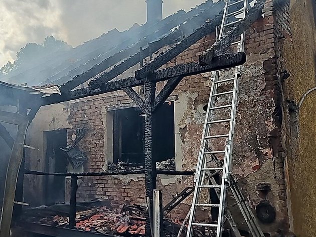 Ve Svojeticích hořel rodinný dům, zranění utrpěl jeho obyvatel