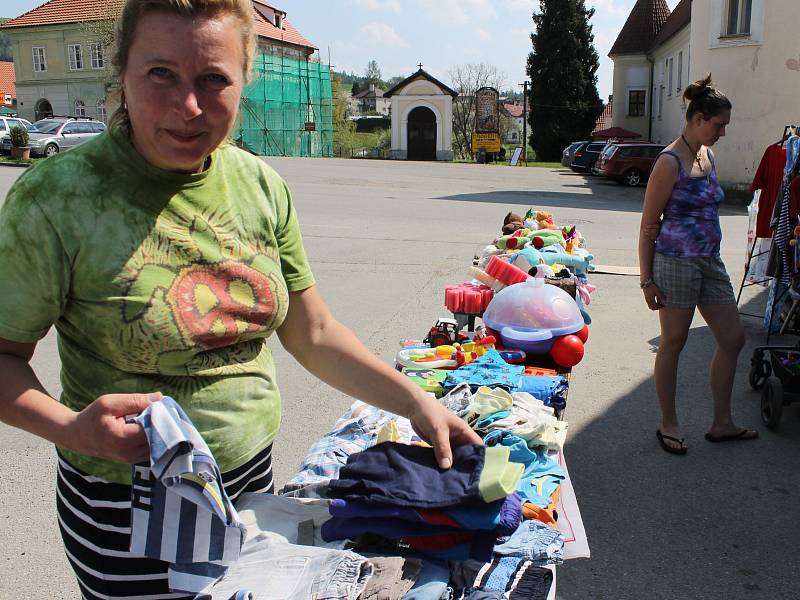 Prostranství před louňovickou galerií oživil bazárek.