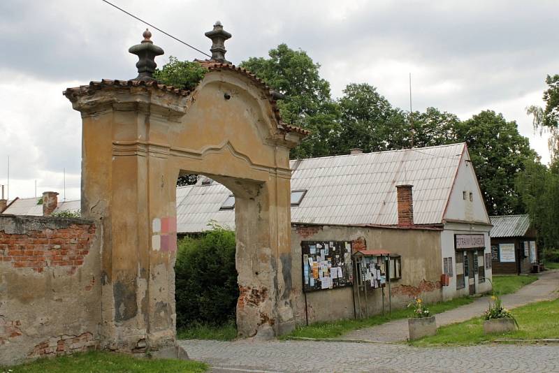 Zámek v Hradištku, kde sídlilo velitelství ženijní školy SS.