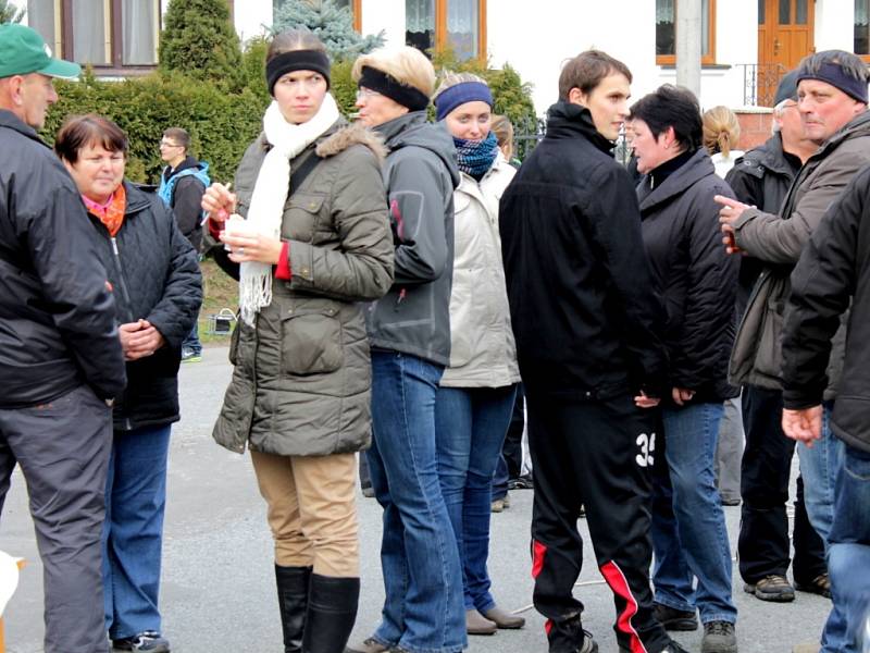 Znovuotevírání mostu mezi Čtyřkoly a Lštěním.