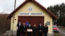 Zástupci SDH Petroupim a Velkopopovického Kozla před vítěznou hasičskou zbrojnicí ve Středočeském kraji.