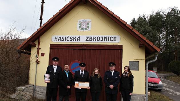 Zástupci SDH Petroupim a Velkopopovického Kozla před vítěznou hasičskou zbrojnicí ve Středočeském kraji.