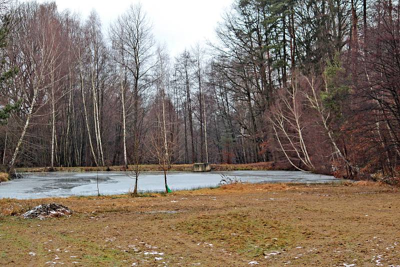 Rybník Klokočná u stejnojmenné osady nedaleko Vranova u Čerčan se stal na začátku letních prázdnin místem tragédie. Po útoku německého ovčáka tam zemřela osmapadesátiletá žena. Událost i v polovině prosince připomínala policejní páska.