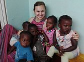 Adéla Kucharčíková s ugandskými dětmi.