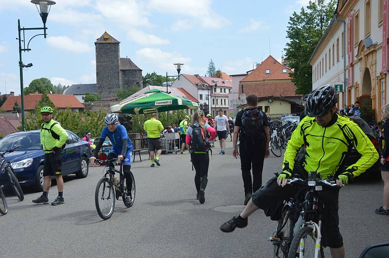 Po cestě byla startovná stanoviště pro turisty, kteří bydleli podél trasy, na Benešovsku to bylo v Týnci nad Sázavou, ve Voticích a také v Miličíně vyšli vozíčkáři a zdravotně hendikepovaní.