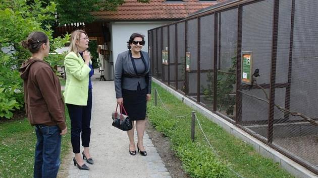 Velvyslankyně Marockého království Souryia Otmani (s kabelkou) při prohlídce paraZOO. 