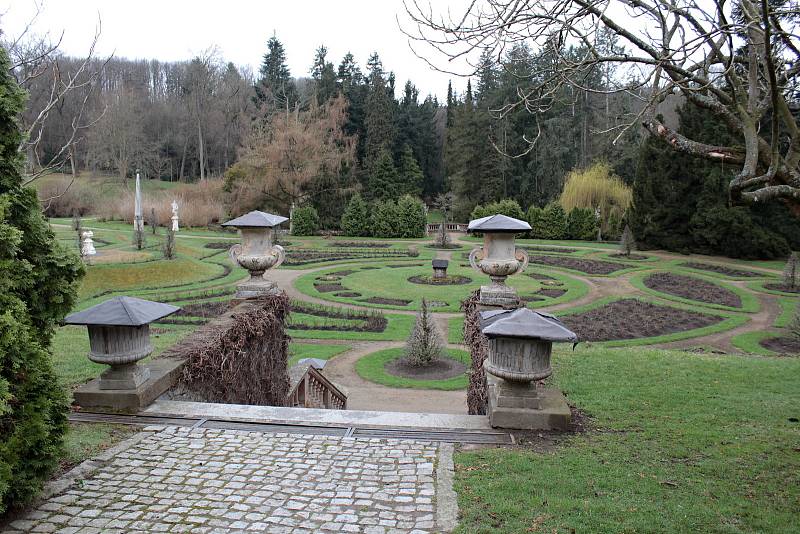 Z Růžové zahrady v zámeckém parku na Konopišti.