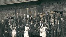 Jak moc byli lidé spjati se svým hospodářstvím, potvrzuje fotka z Jablonné nad Vltavou. Vznikla 26. října 1946 při svatbě Jiřiny a Antonína Vovsíkových. Pořízená byla, jak jinak, před stodolou.