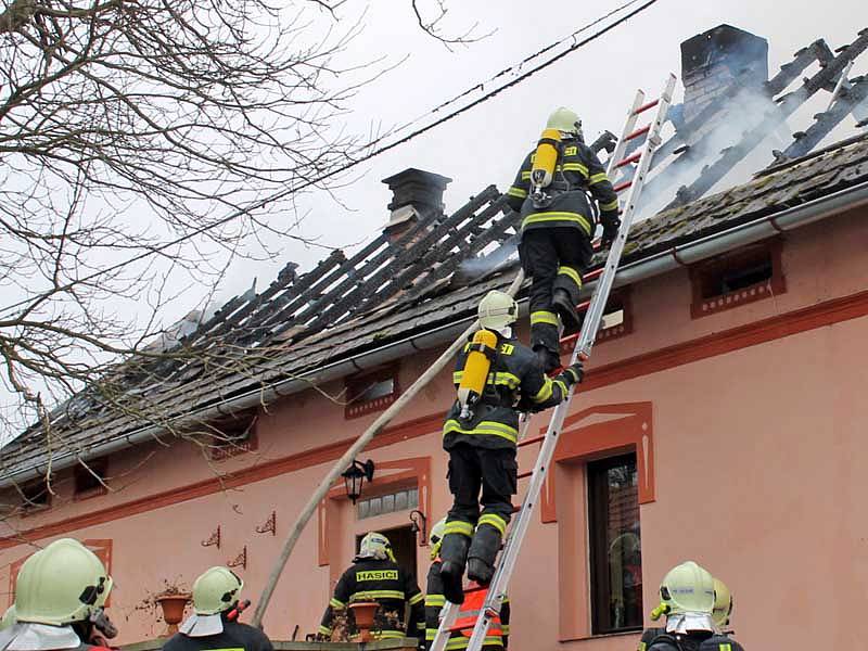 Největší nebezpečí nehrozí od plamenů, ale od kouře. Stačí dvě, tři vdechnutí zlodin a člověk může upadnout do bezvědomí.  