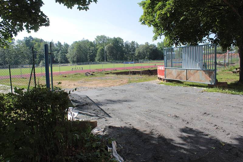 Ze stavby tribuny pro 260 diváků na benešovském atletickém stadionu, která bude uvnitř skrývat tunel s šedesátimetrovou čtyřdráhou.