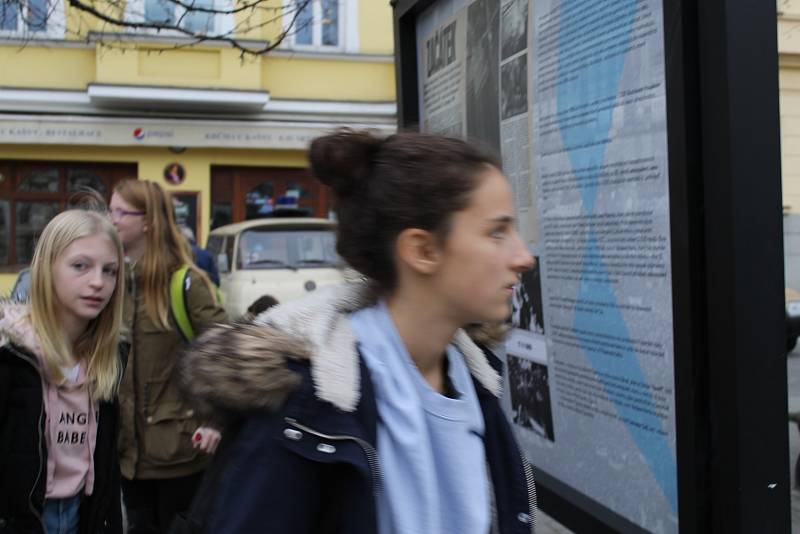 Z vernisáže panelové výstavy 'Tenkrát před 30 lety' na Masarykově náměstí v Benešově.