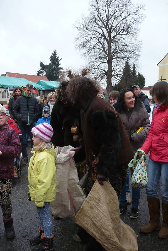 Dva nezbední čerti, přemilí anděl a důstojný Mikuláš zahájili advent také pod Blaníkem.