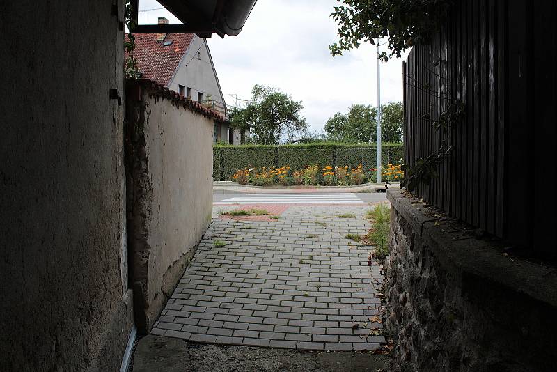 Dopravu v centrální části Chlístova ovlivňuje silnice mezi Benešovem a Týncem nad Sázavou a pak - radar. Bezpečnost nejen pěších zvýšil chodník, ale současně právě také měření rychlosti.