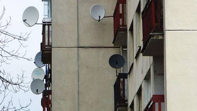 Talíře satelitních antén zdobí nejeden panelový dům ve Vlašimi