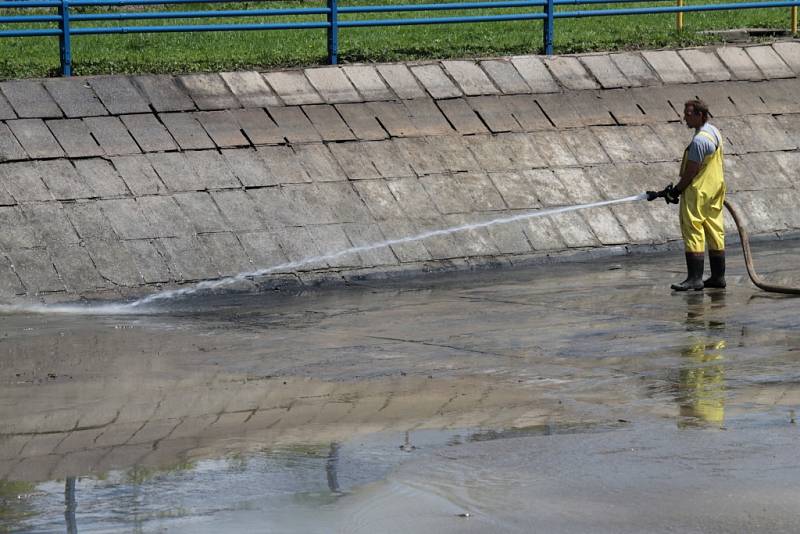 Na koupadlech zůstaly stopy povodně, likvidují je hasiči proudem vody.