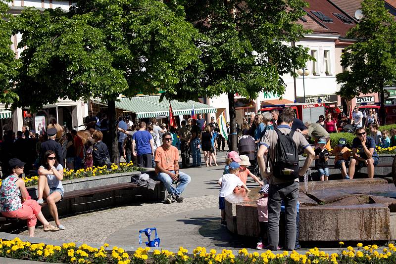 Hasičský den na Konopišti zahájili účastníci na Masarykově náměstí v Benešově.