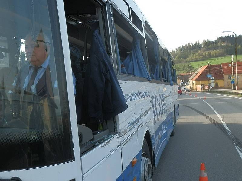 První hlášení záchranným složkám znělo děsivě. Srážka autobusu a kamionu. Desítky zraněných. 