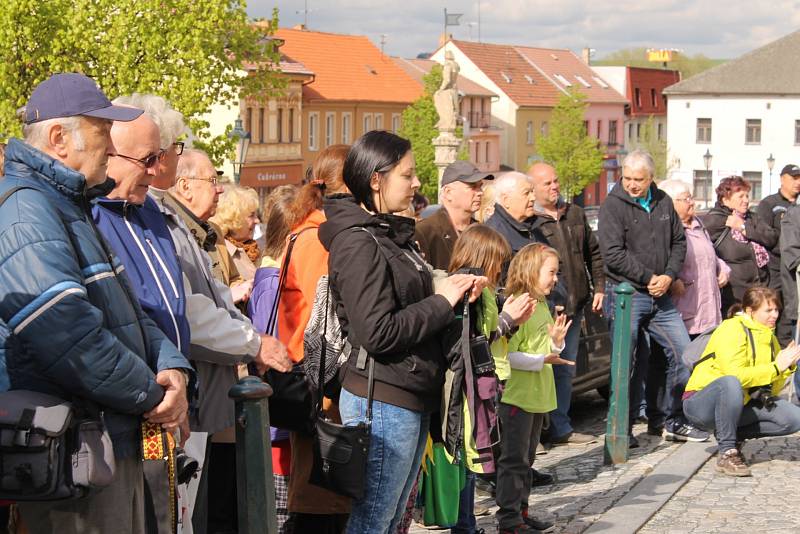 Pamětní plaketa zdobí od úterý 9. května rodný dům významného českého letce a armádního plukovníka Josefa Příhody.