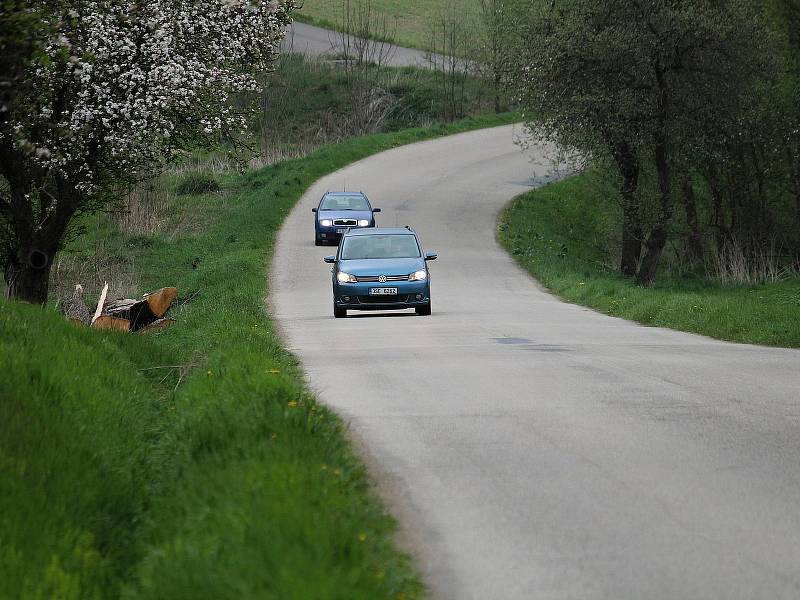 Silnice z Postupic do Jemniště.