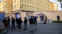 Novináři čekají před vazební věznicí Ruzyně na nástup Davida Ratha 7. října v Praze.