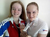 Alžběta (vlevo) a Anna Dědovy jsou nejlepšími produkty SSK Benešov. Loni se  radovaly z bronzové medaile v družstvech na Mistrovství Evropy ve slovinském Mariboru.