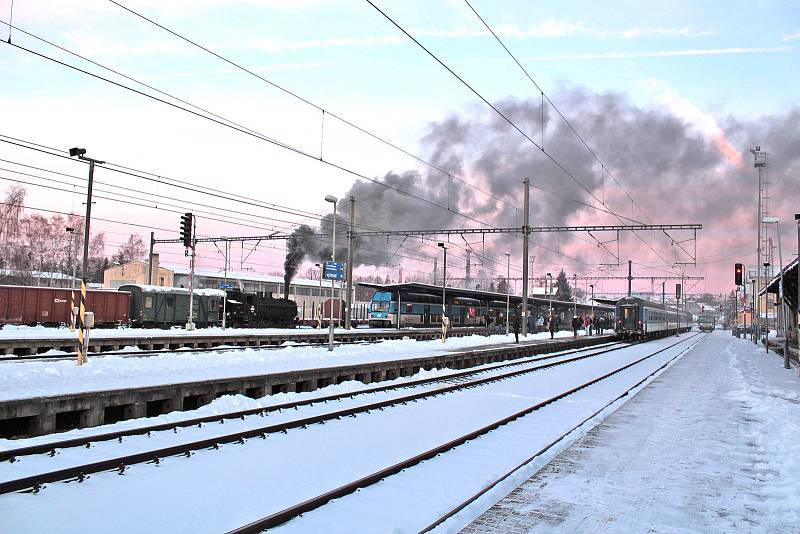 Parní lokomotiva na benešovském nádraží poutala ráno pozornost cestujících v pátek 11. ledna 2019.