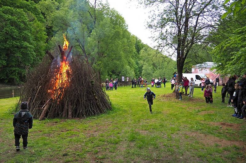Čarodějnickou akci uspořádali v tábořišti U Hrocha v pátek 28. května v Sázavě.
