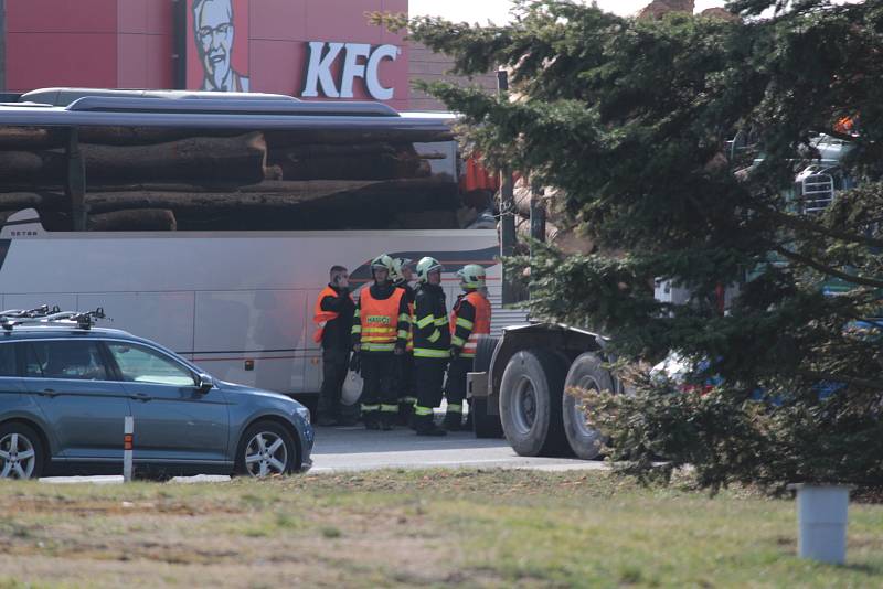 Nehoda autobusu a takzvaného klaďáku na křižovatce na Červených Vršcích v Benešově.