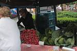 Farmářský trh v Benešově nevlídné sobotní počasí nezhatilo.