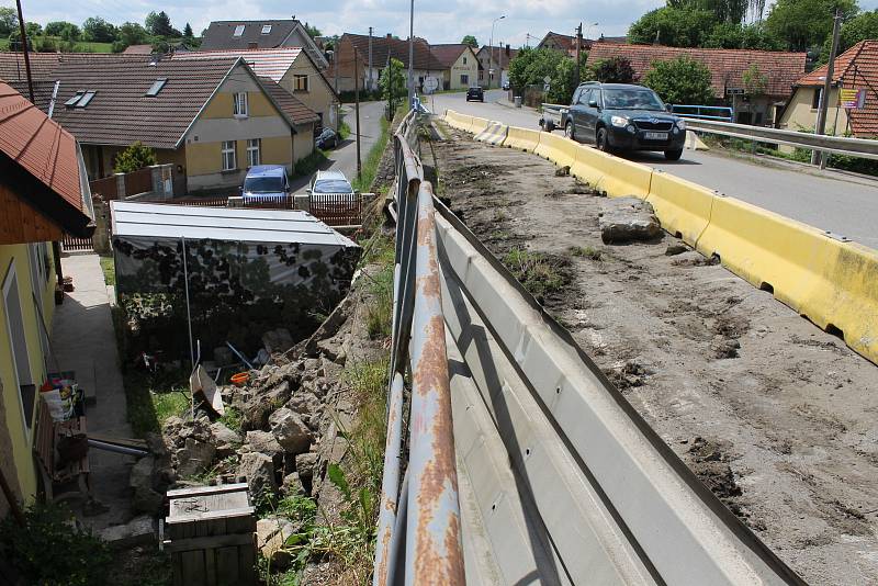 Poškození mostu v Domašíně.