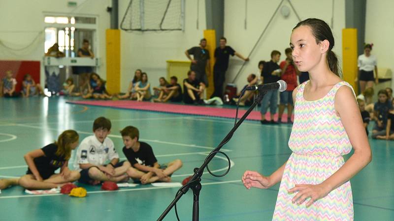 Ze školní akademie ve sportovní hale v Králově Dvoře.