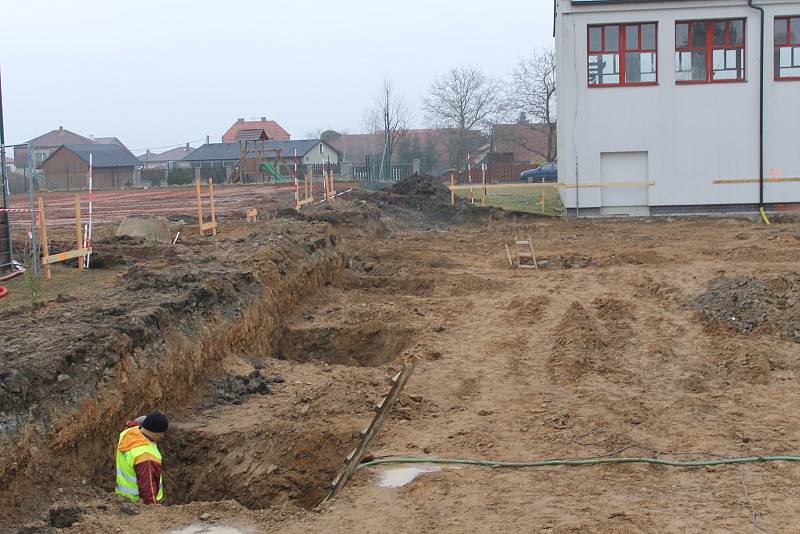 Výstavba nové budovy ZŠ Čechtice započala v březnu 2018.