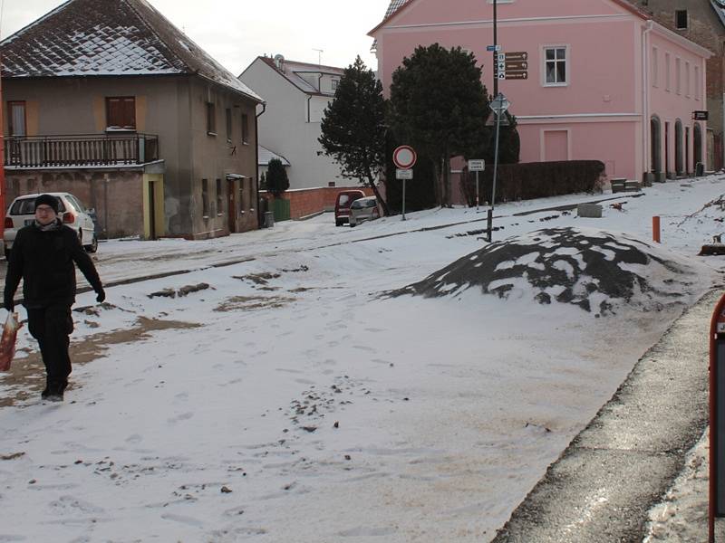 Stav Pražské ulice ve Voticích v sobotu 7. prosince 2013. 