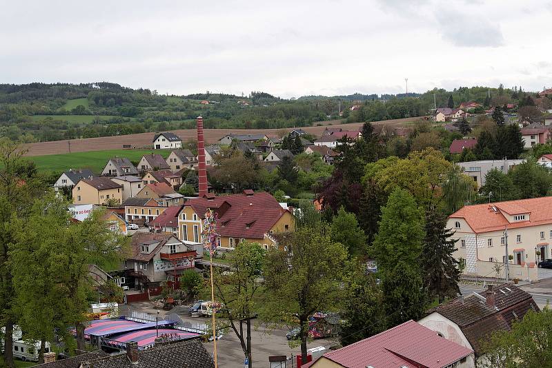 Olbramovice a okolí z dominanty obce, věže kostela Všech svatých.