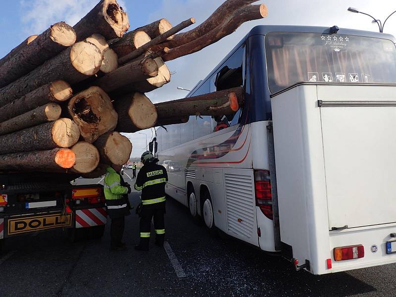 Nehoda autobusu a takzvaného klaďáku na křižovatce na Červených Vršcích v Benešově.